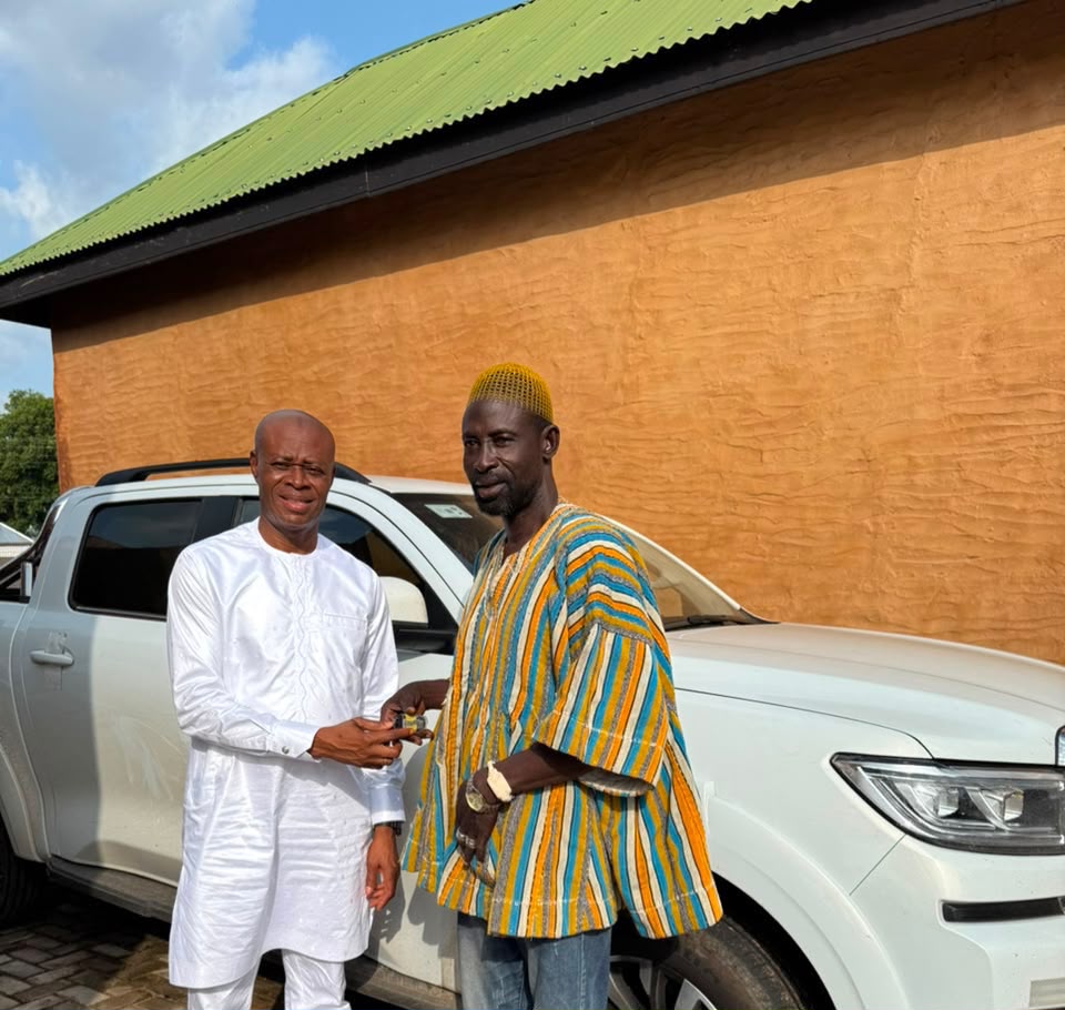 President Mahama presents new pickup to Kandiawura through Yagbonwura