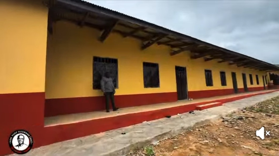 Alhaji Yusif Sulemana hands over renovated 3-unit classroom block to Maluwe