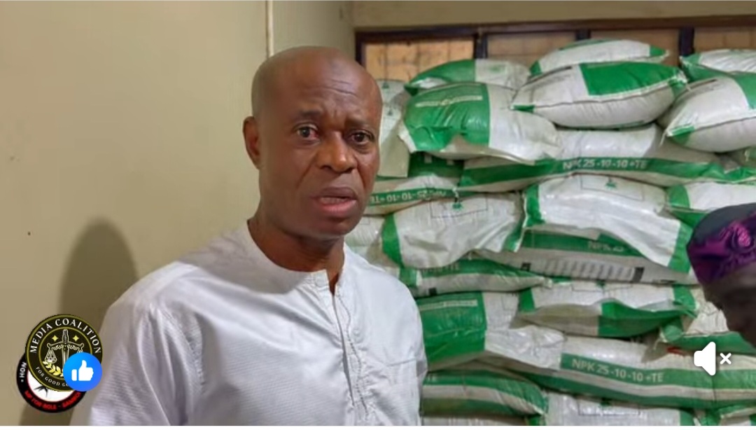Dr Yusif Sulemana Donates Over 1,000 Bags Of Fertilizer To Yagbonwura On Behalf Of President Mahama