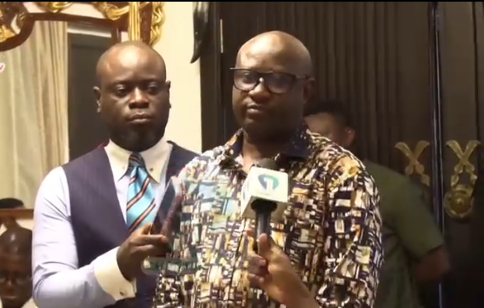 Ministry of Roads and Highways Donates GH¢100,000 To Ga Mantse Foundation