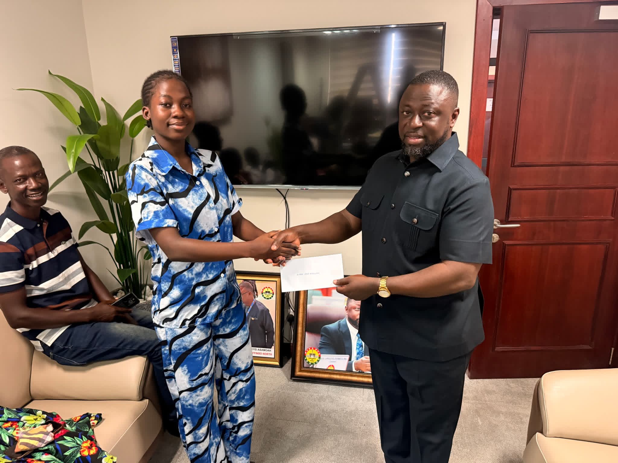 Offinso North MP Disburses Financial Support To 200 Tertiary Students Under ANIDASO Programme